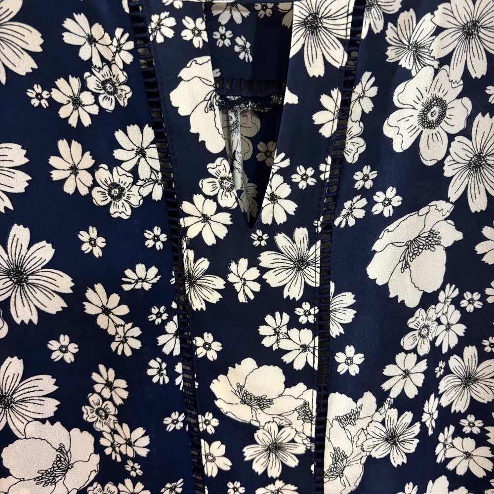 Collective Concepts Navy and White Floral Blouse Size L - Picture 3 of 5